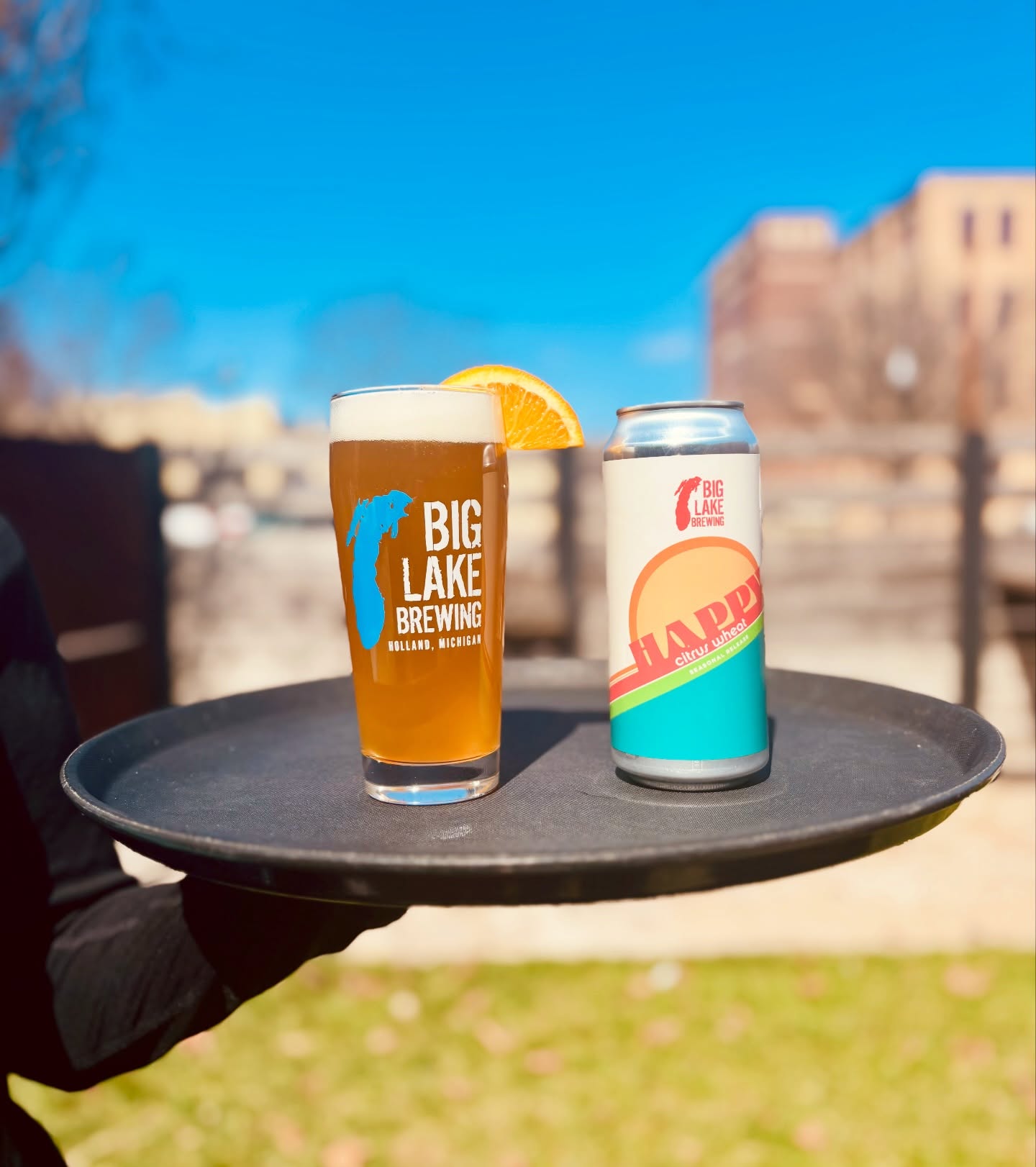When life gives you citrus…add it to your beer! 🍊🍻 

Happy Citrus Wheat is available across the state of Michigan